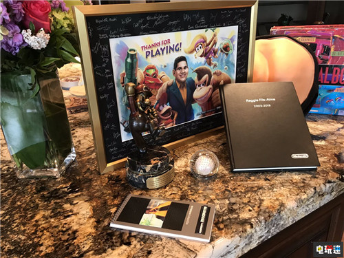 任天堂美国前总裁雷吉展示退休礼物 玩梗玩得好 NDS 3DS Switch 雷吉 任天堂美国 任天堂 任天堂SWITCH  第1张