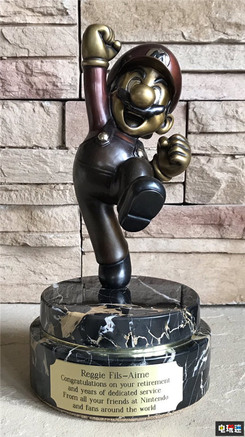 任天堂美国前总裁雷吉展示退休礼物 玩梗玩得好 NDS 3DS Switch 雷吉 任天堂美国 任天堂 任天堂SWITCH  第4张