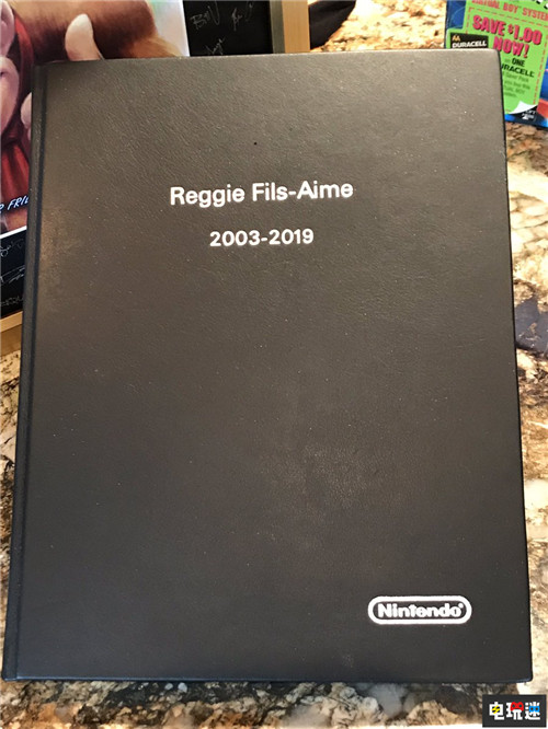 任天堂美国前总裁雷吉展示退休礼物 玩梗玩得好 NDS 3DS Switch 雷吉 任天堂美国 任天堂 任天堂SWITCH  第2张