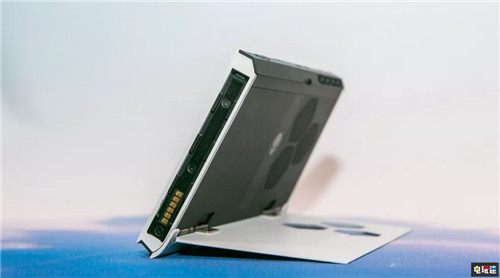 CES2020：戴尔外星人推出便携主机 形似任天堂Switch CES2020 Switch Concept UFO 外星人 戴尔 任天堂SWITCH  第4张