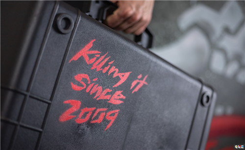 CDPR晒员工工作纪念奖品 25年老员工有基努签名电吉他 巫师3 赛博朋克2077 CDPR 电玩迷资讯  第4张