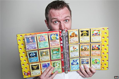 英国34岁父亲31万出售全套103张宝可梦初版卡牌